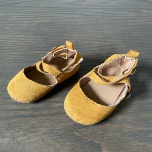 Old Navy Mustard girls crib shoes